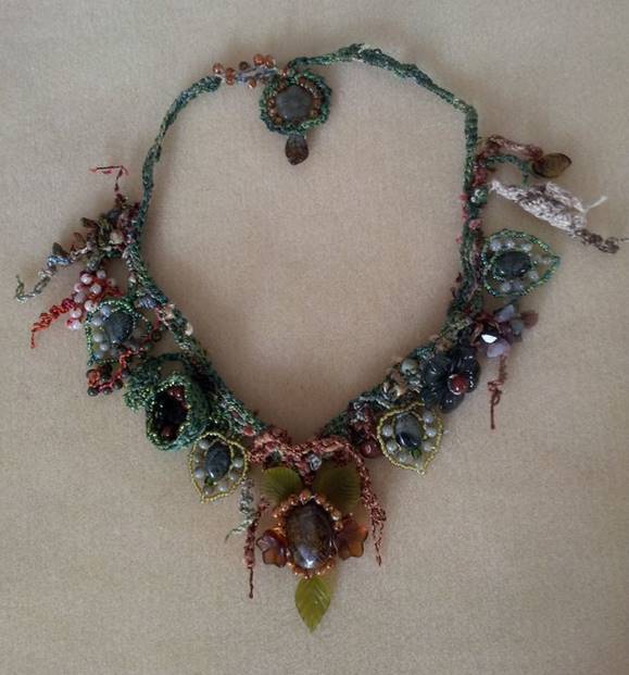 woods%20necklace%2002a